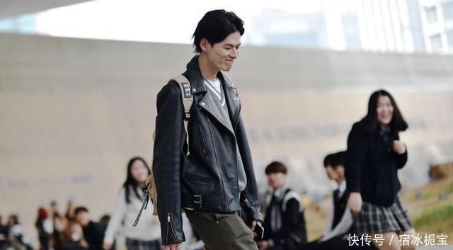 夏天|在炎热的夏天,在街上穿衣服取决于工作服