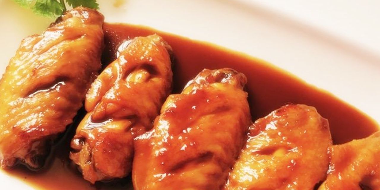  色泽|可乐鸡翅是一道美味的家常菜味道鲜美，色泽艳丽且咸甜适中