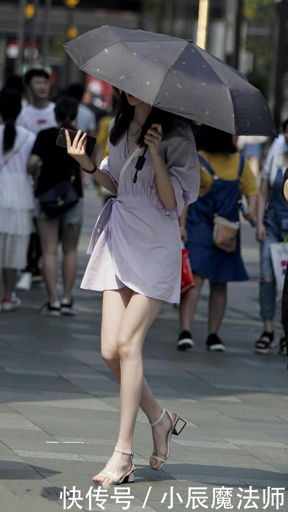  小姐姐|路人街拍，小姐姐优雅靓丽，穿黑色的修身背心，凸显好身材