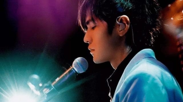  周杰伦|周杰伦为了捧自己的兄弟，跟他合作了一首歌，结果红了17年零差评