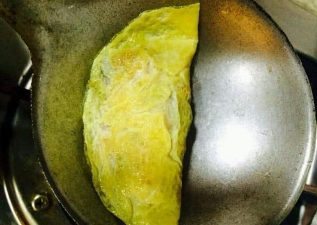 不用|小朋友都爱吃的蛋饺,不用锅就能做,很简单,色泽金黄,又香又嫩