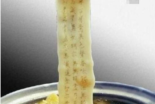 男子|男子发现面条有很多的黑点,正准备骂人,看清后不淡定