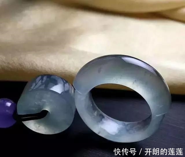 老大爷|老大爷嫌自己佩戴的翡翠水头不太好,用水一泡后,一看吓了一跳!