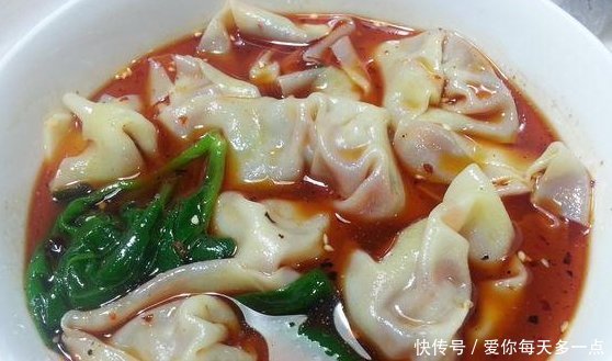  食用|云吞皮薄，馅料丰富，汤汁鲜美，多与面条一起食用，俗称云吞面