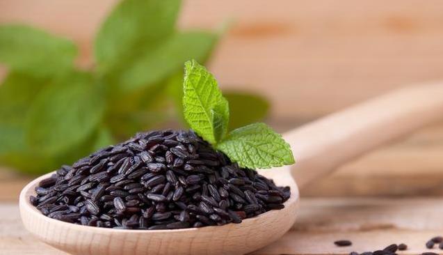 制作|黑米是一种非常有营养的主食,要想蒸出软糯的黑米,之前需要对黑米进行浸泡