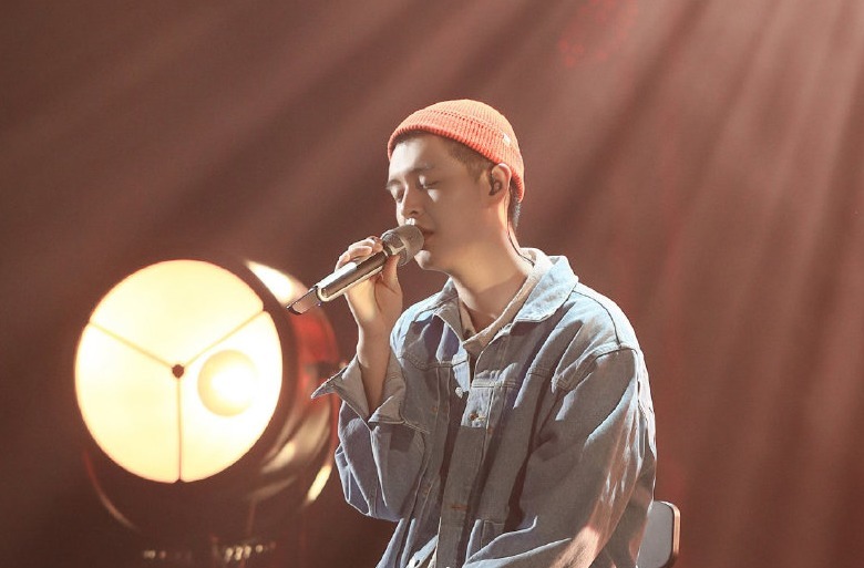  复古|《我是唱作人》预告，张艺兴复古造型抢眼，打“小抄”从小就会