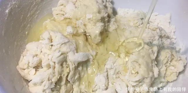 失败|炸油条有人用泡打粉,有人用酵母粉都不对,教你正确做法,零失败