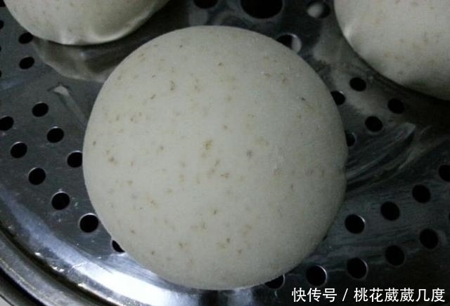 秘诀|蒸馒头的小秘诀，别只放酵母，放1种调味品，5分发满盆更香软