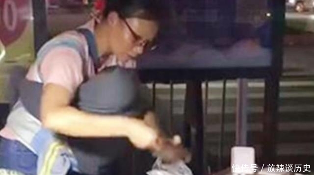 胸前|女子深夜夜市摆摊，胸前缠绕着的布条，顾客看到后深表同情