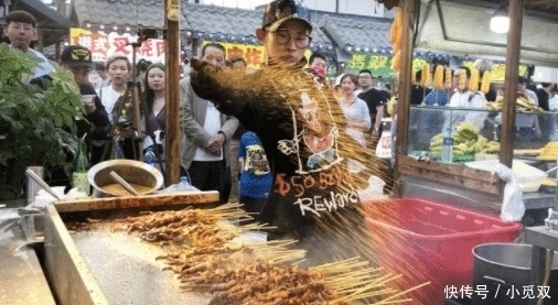 表白|他把烧烤做到了极致,老外“打飞的”来吃,粉丝抢着排队“表白”