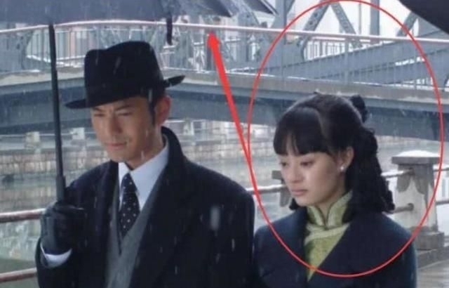 何老师|《向往》黄晓明“撑伞”太好笑,何炅被淋湿,想起当年的孙俪