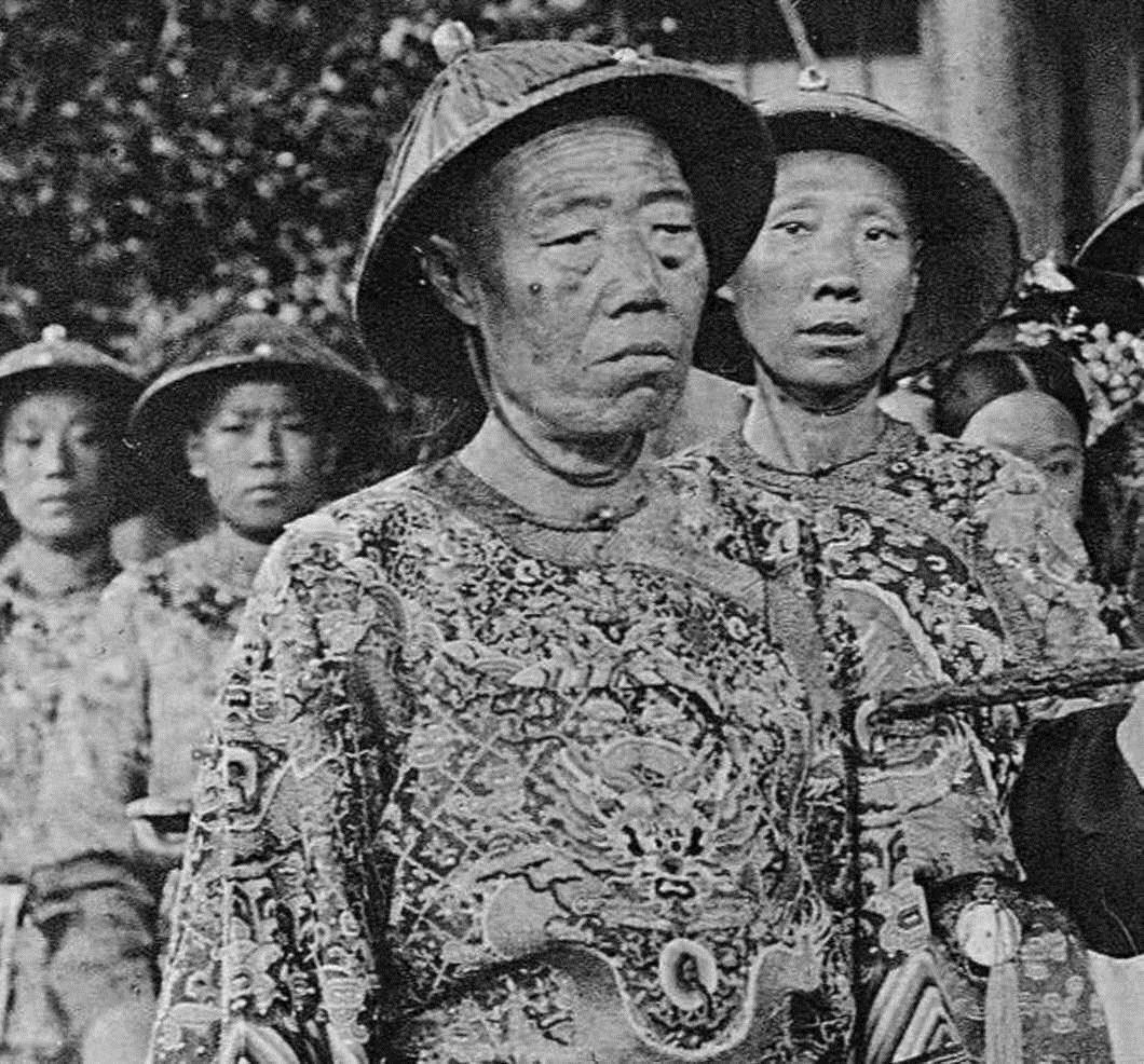 清末|清末老照片，图一是慈禧七十岁的妈，图七是溥仪吃奶到九岁的乳母