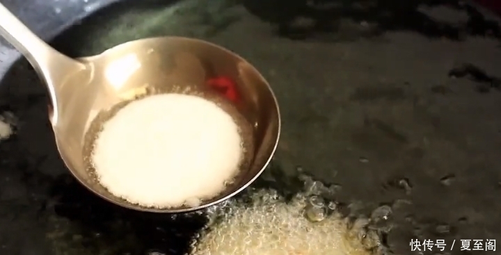 勺子|1碗面粉1个鸡蛋,教你早餐新做法,手没碰面就做好,比油条还好吃