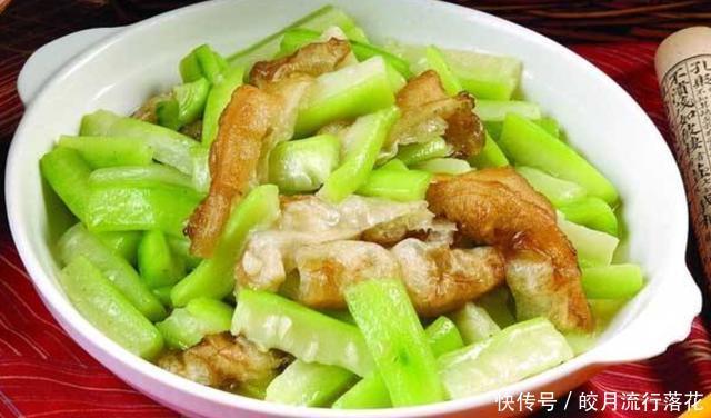  油条|丝瓜加两根油条，清香爽口，夏天吃起来清爽开胃，下饭又解馋！