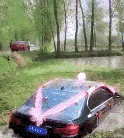 喜欢|搞笑GIF趣图:舍友最喜欢这样躺着玩手机,你们知道为什么吗?