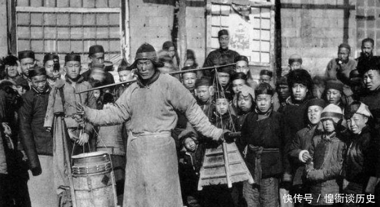 争议|老照片:晚清市井百态,其中一项绝活延续至今,备受争议