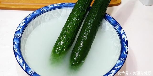 入味|做拍黄瓜时,最忌拍碎后直接拌,多加一个步骤,黄瓜爽脆又入味