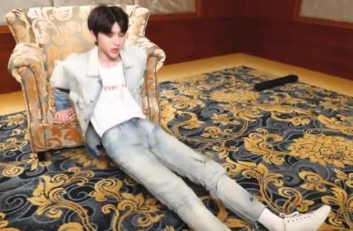  杨颖|蔡徐坤腿究竟有多长沙溢要求他做5个俯卧撑后，杨颖意外被圈粉