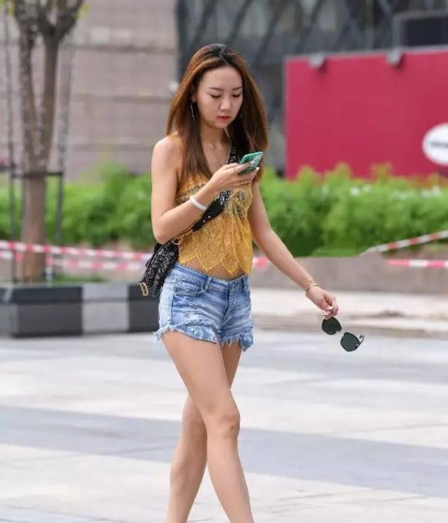 时尚|搭配吊带上衣和破洞牛仔裤,走在大街上轻松释放出独特的美。