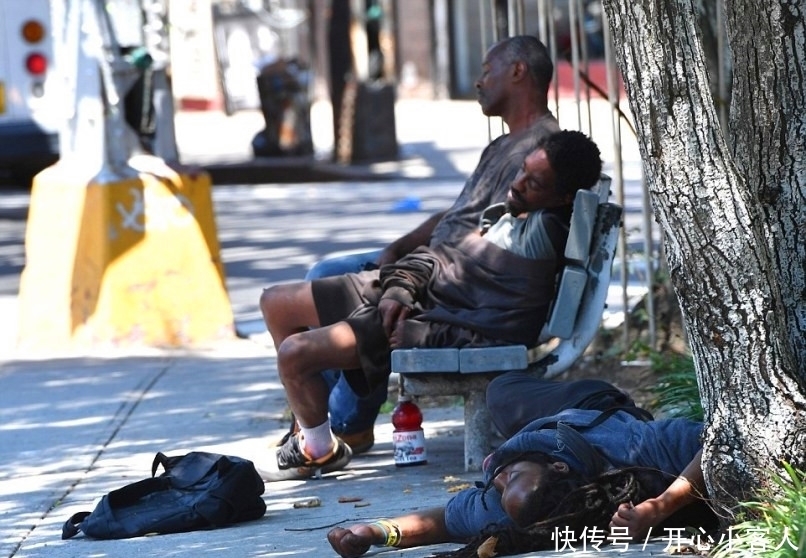 瘾君子|看了街头上那些瘾君子，我默默地把手里的烟头摁熄