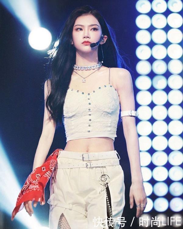 不火不|曾可妮决赛跳舞把肩带都跳断了舞台反应能力太强,不火不应该