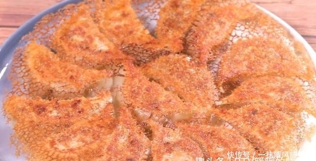制作|薄脆的冰花煎饺,制作出“冰花”只需要1碗“水”!比煎饺还好吃