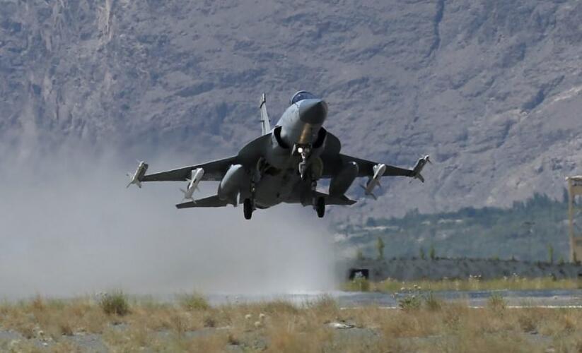 巴基斯坦|巴基斯坦前线迎来神秘人物，大批枭龙列队欢迎，印指挥官脸色铁青