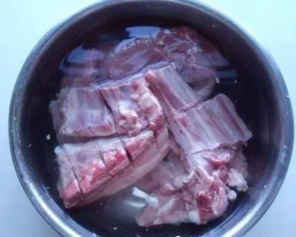 成人|不管炖什么肉,千万别直接焯水,9成人都做错了,难怪肉又腥又老