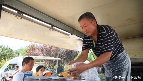 国内最大的馍|河南大爷卖巨型肉馍十多年,称有些人相隔千里还想着这口味儿