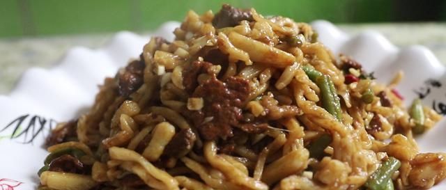 美食|巴盟焖面,舌尖上的美食,这道菜能满足你的味蕾吗