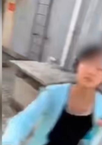  业主|蓝衣服女孩＂教唆＂2女童跳楼？拍摄者转述家长回应：上天台不是她主意