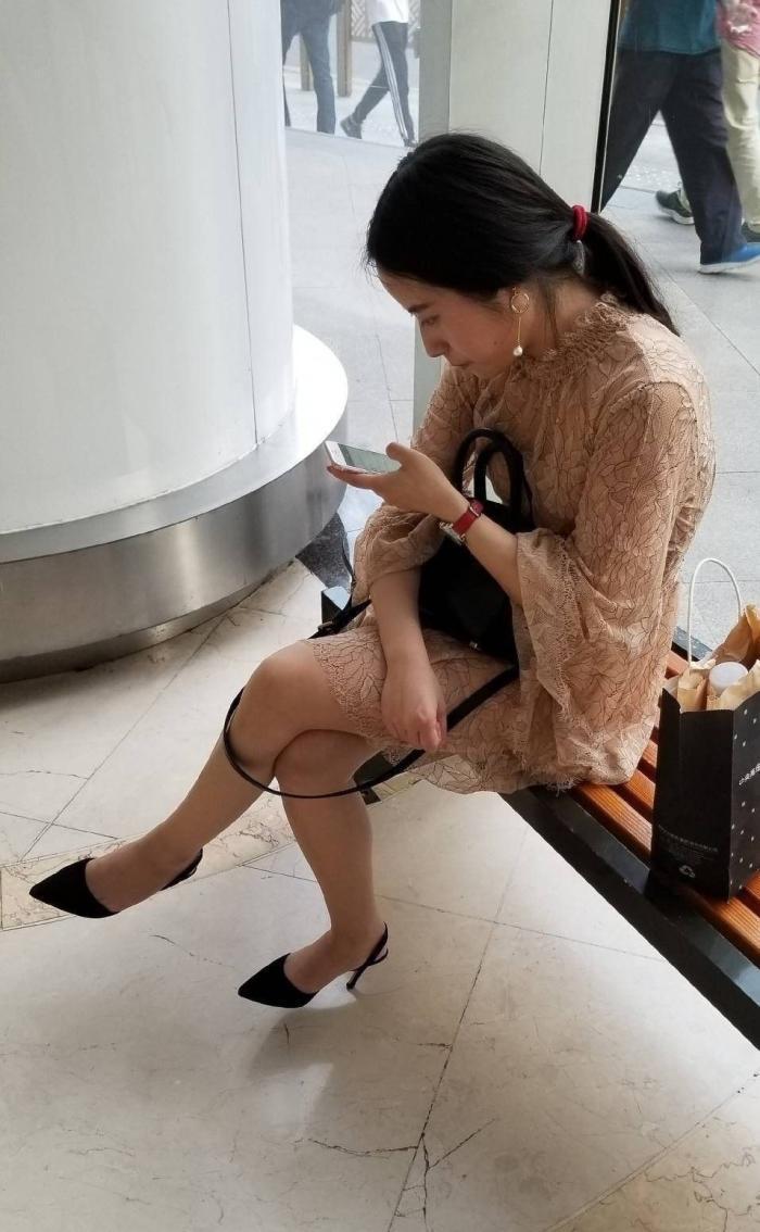 长裙|商场里穿高跟鞋蕾丝长裙时尚美妇,这样打扮很“冻”人