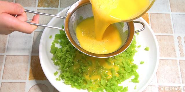  苦瓜|苦瓜和鸡蛋别炒着吃了，教你一个新做法，美味下饭，孩子抢着吃