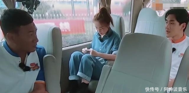  录制|吴昕主持再遭质疑，节目现场玩手机被拍，录制观众吐槽拖后腿