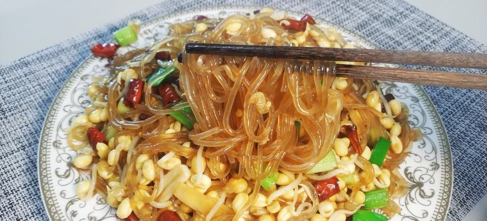 入味|豆芽炒粉条,地道家常菜,教你一个小技巧,豆芽入味,越嚼越香