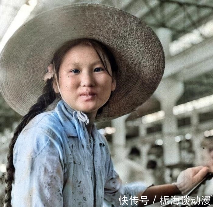 穿衣|1959年珍贵彩色老照片,生活安逸祥和,图3游泳女孩穿衣很前卫