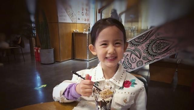 黄磊|妹妹人儿早餐没吃完,黄磊告诉她不要浪费,被女儿反驳了