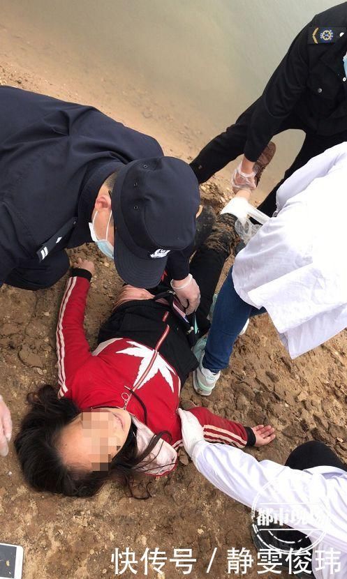  被迫|崩溃女子惨遭一群狗围攻，被迫逃入江中伤口触目惊心