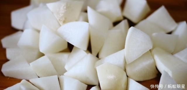  家人|寒冷天炖一锅排骨萝卜汤，做法简单，味道鲜美，家人喝了开胃顺气