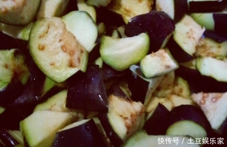  真香|2个茄子加3个西红柿，下锅炒一炒特下饭，我家一周吃5次，真香