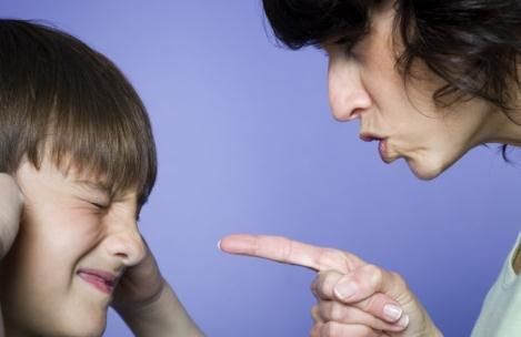 孩子|地铁上,男孩躺在地上一动不动,看到孩子的手,乘客立马报警