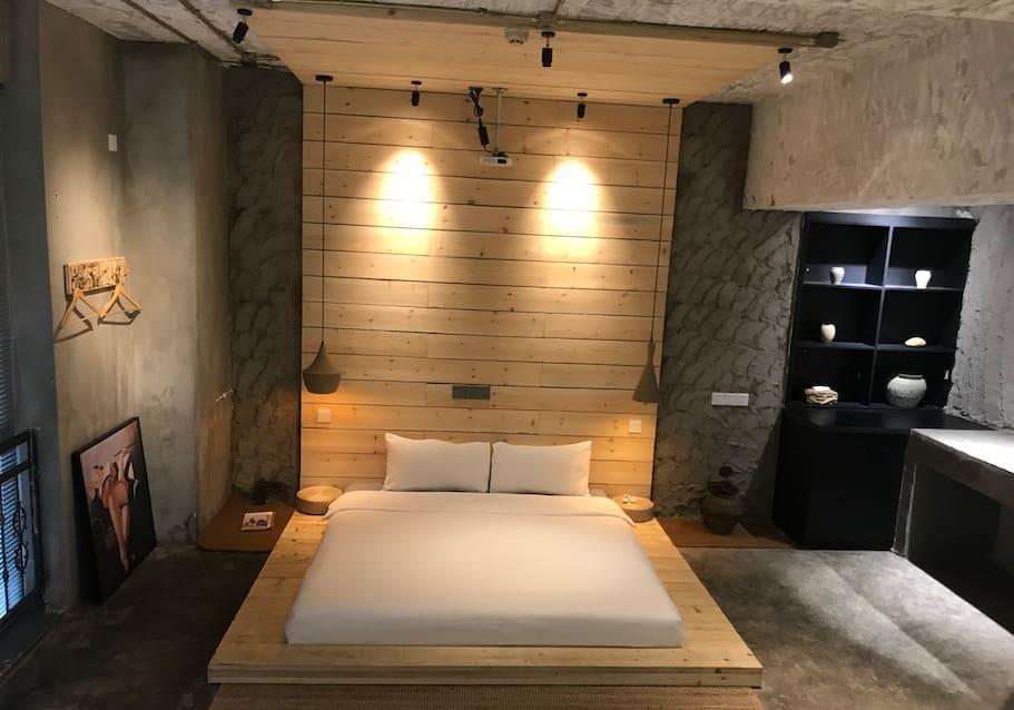 有趣|成都这家废墟艺术民宿太有趣,感觉就像是住在废品楼里