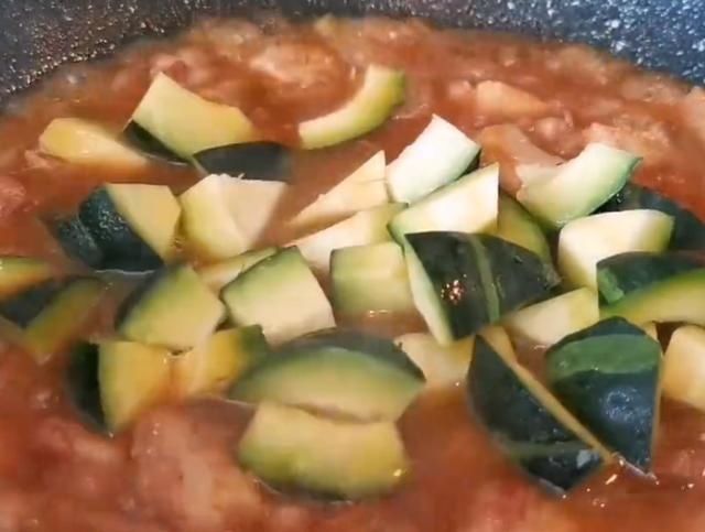  土豆|土豆别直接炒着吃，教你新吃法，加一个南瓜，上桌连汤汁都不剩