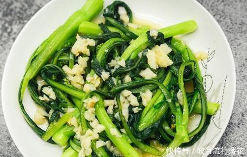  翠绿|炒青菜时，直接下锅是不对的，掌握3个小窍门，青菜翠绿不出水