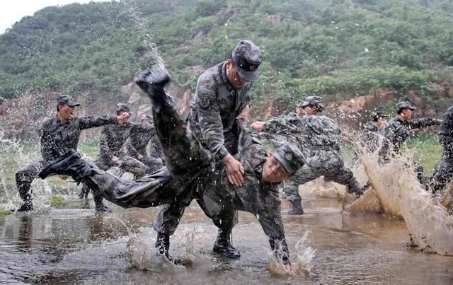 军营格斗术是否有实战价值中印士兵打斗