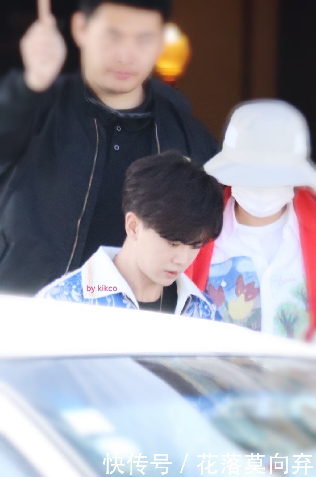 行走|200829 哥哥上班迅速适应入冬模式 穿成行走的“青花瓷”是清爽大可爱