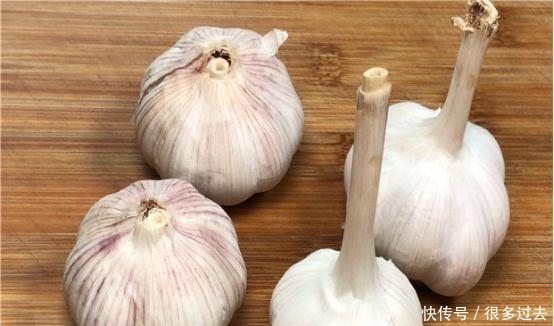 轻轻|原来大蒜身上有个“小机关”,轻轻一捏,蒜皮就能轻松脱落,实用