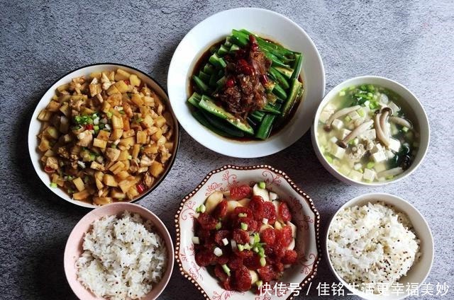 孩子|母子俩人的晚餐,在朋友圈火了,荤素搭配吃得香,收到无数点赞