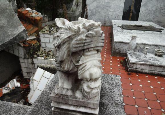 台湾|台湾古龙墓地:寒酸简陋,墓碑上4个字令人叹息