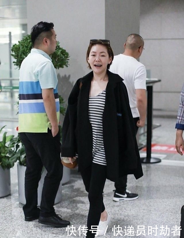 穿出|小S素颜走机场,休闲装竟能穿出时尚范儿,洒脱随性还有气场